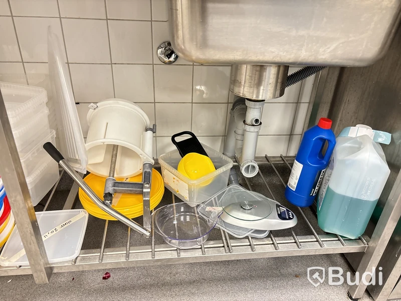 Kantiner, skärbrädor, glas, kaffekoppar, knivar etc.