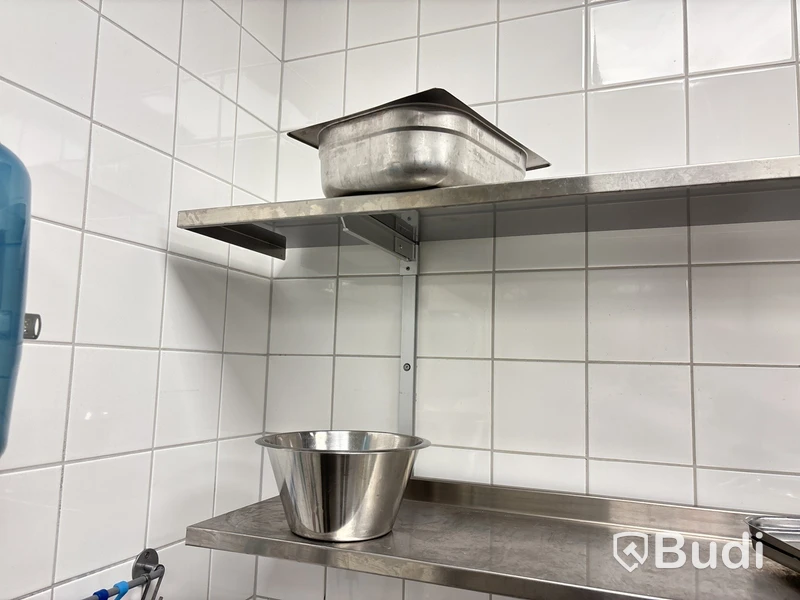 Kantiner, skärbrädor, glas, kaffekoppar, knivar etc.