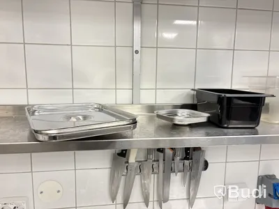 Kantiner, skärbrädor, glas, kaffekoppar, knivar etc.