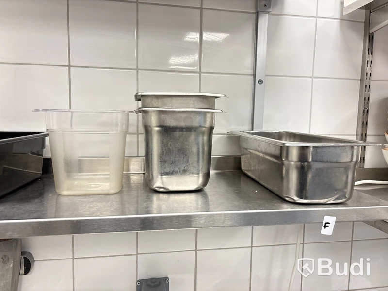 Kantiner, skärbrädor, glas, kaffekoppar, knivar etc.