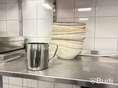 Kantiner, skärbrädor, glas, kaffekoppar, knivar etc.