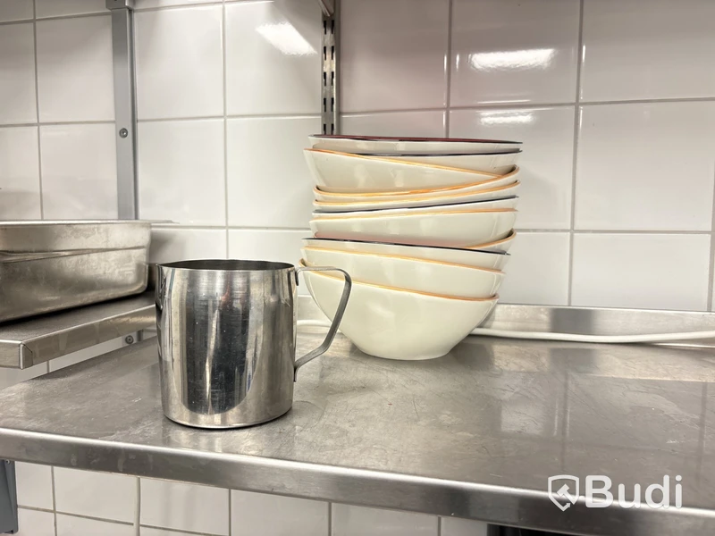 Kantiner, skärbrädor, glas, kaffekoppar, knivar etc.