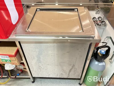 Rostfri arbetsbänk med diskkorgsdispenser