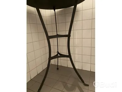Runt bord i metall, 55cm i diameter, 77cm högt