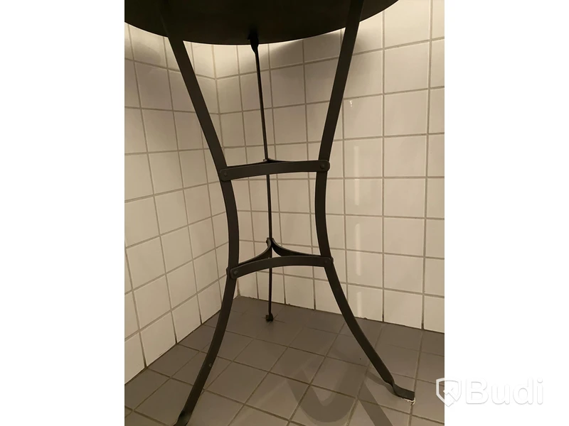 Runt bord i metall, 55cm i diameter, 77cm högt