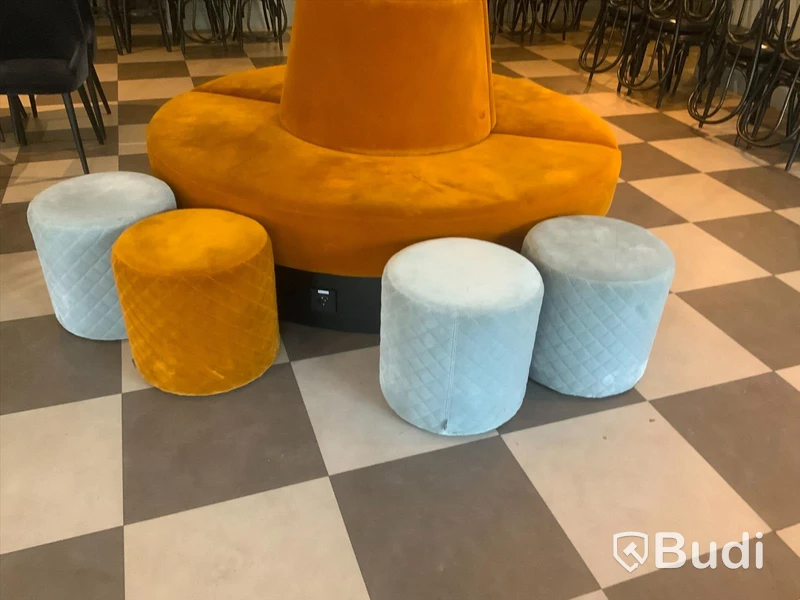 Sittsoffa med eluttag och 4st sittpuffar ink plastväxt från Denova.se Inköpt för över 60 000 SEK