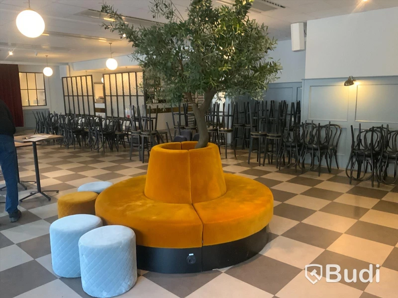 Sittsoffa med eluttag och 4st sittpuffar ink plastväxt från Denova.se Inköpt för över 60 000 SEK