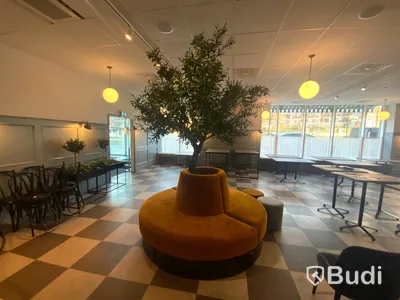 Sittsoffa med eluttag och 4st sittpuffar ink plastväxt från Denova.se Inköpt för över 60 000 SEK