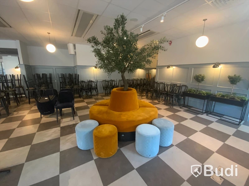 Sittsoffa med eluttag och 4st sittpuffar ink plastväxt från Denova.se Inköpt för över 60 000 SEK