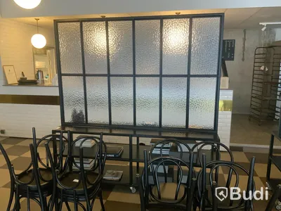 Mobil svart glasvägg på hjul med sideboard, 2100x500,  höjd 2200mm. Inköpt för 25 000 SEK /st