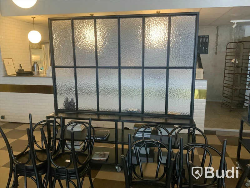 Mobil svart glasvägg på hjul med sideboard, 2100x500,  höjd 2200mm. Inköpt för 25 000 SEK /st
