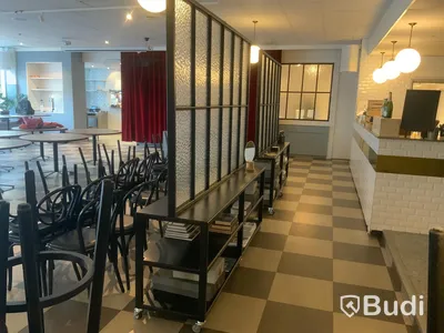 Mobil svart glasvägg på hjul med sideboard, 2100x500,  höjd 2200mm. Inköpt för 25 000 SEK /st