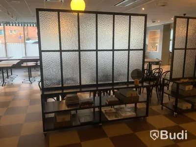 Mobil svart glasvägg på hjul med sideboard, 2100x500,  höjd 2200mm. Inköpt för 25 000 SEK /st