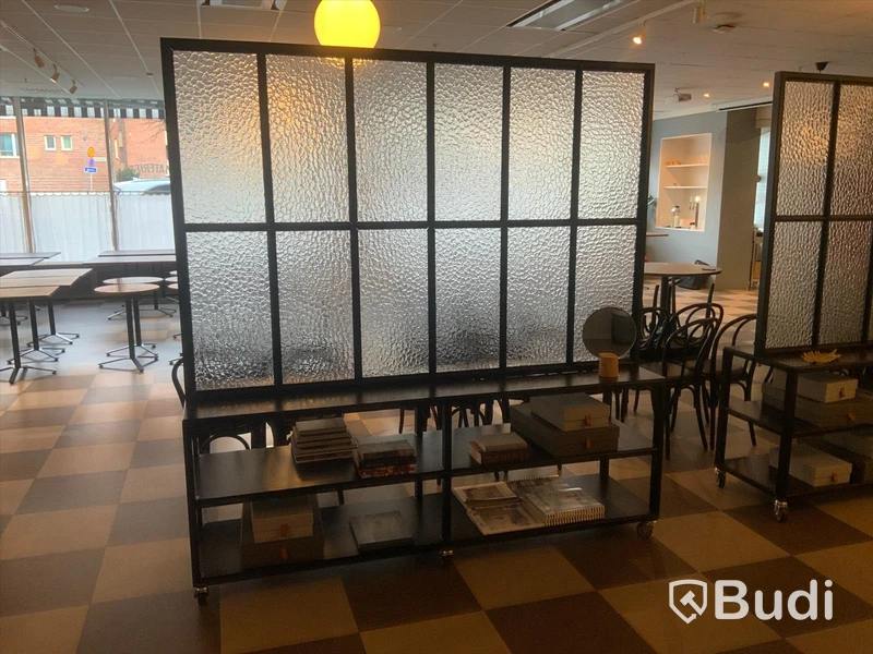 Mobil svart glasvägg på hjul med sideboard, 2100x500,  höjd 2200mm. Inköpt för 25 000 SEK /st