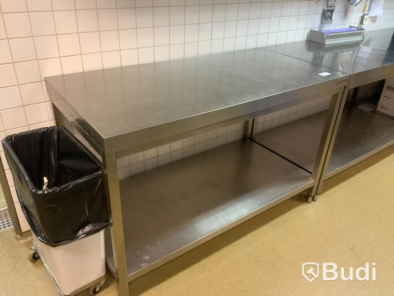 Arbetsbänk i rostfritt  GGM Gastro, 140x70 höjd 90cm. Inköpt för 2250 SEK/st