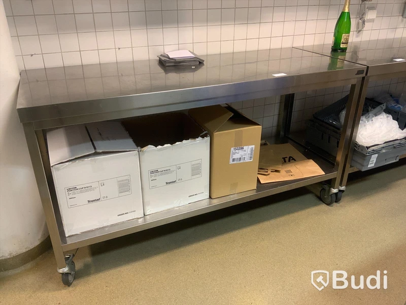 Arbetsbänk i rostfritt  på hjul GGM Gastro, 180x70 höjd 90cm. Inköpt för 2826 SEK/st ex hjul