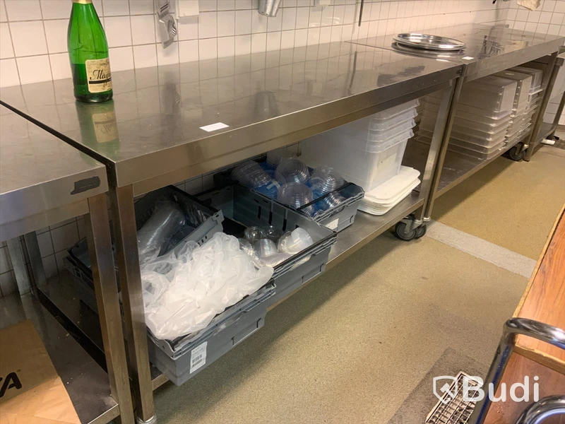 Arbetsbänk i rostfritt  på hjul GGM Gastro, 180x70 höjd 90cm. Inköpt för 2826 SEK/st ex hjul