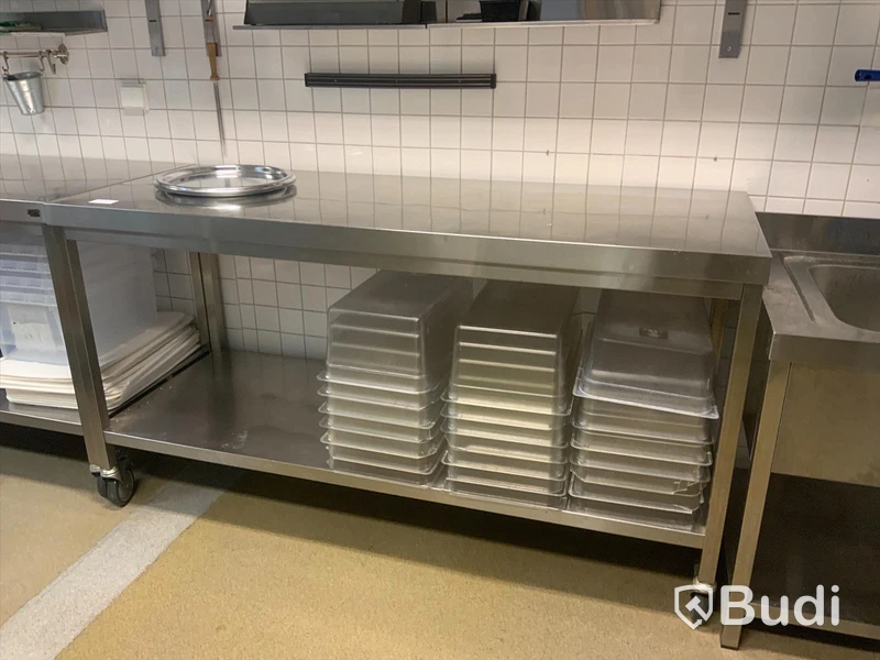 Arbetsbänk i rostfritt  på hjul GGM Gastro, 180x70 höjd 90cm. Inköpt för 2826 SEK/st ex hjul