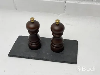 3 saltkvarnar + 1 pepparkvarn (skadad)