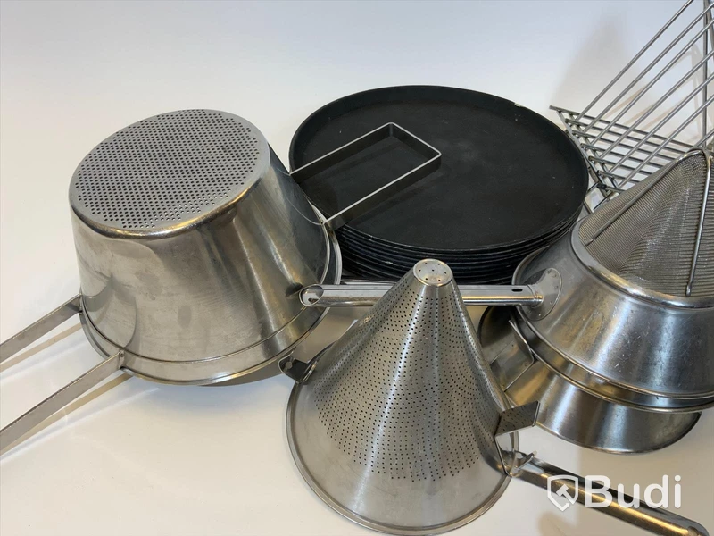 Diverse kökstillbehör tex runda brickor, silar