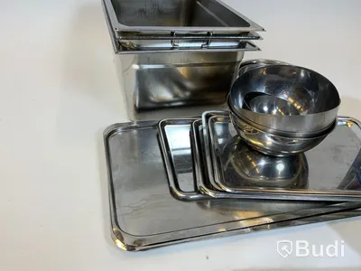 Kantiner i metall samt skålar