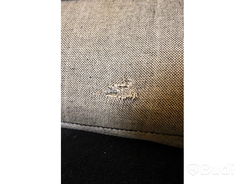 Handtuftad matta i 100 procent ull från MIO. Mattan är designad av Anna-Johanna Ångström, 140 x 200 cm.
