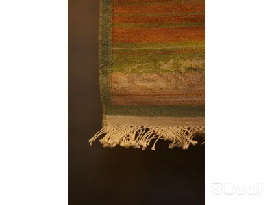 Handknuten matta i en härlig färgkombination av grön, orange, beige och detaljer i vitt, ca 59 x 110 cm