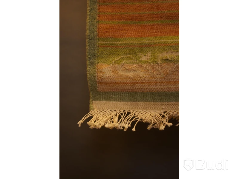 Handknuten matta i en härlig färgkombination av grön, orange, beige och detaljer i vitt, ca 59 x 110 cm