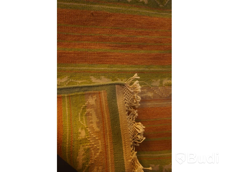Handknuten matta i en härlig färgkombination av grön, orange, beige och detaljer i vitt, ca 59 x 110 cm