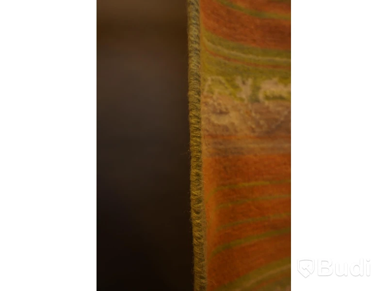 Handknuten matta i en härlig färgkombination av grön, orange, beige och detaljer i vitt, ca 59 x 110 cm