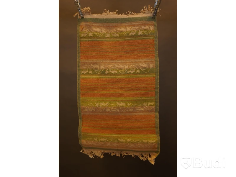 Handknuten matta i en härlig färgkombination av grön, orange, beige och detaljer i vitt, ca 59 x 110 cm
