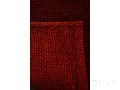 Handknuten matta i en vacker röd färg , ca 125 x 61 cm