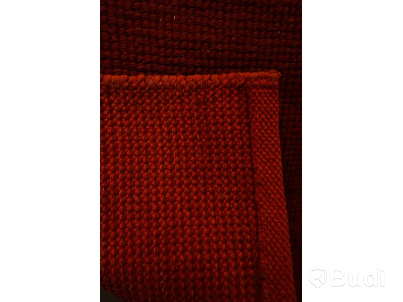 Handknuten matta i en vacker röd färg , ca 125 x 61 cm