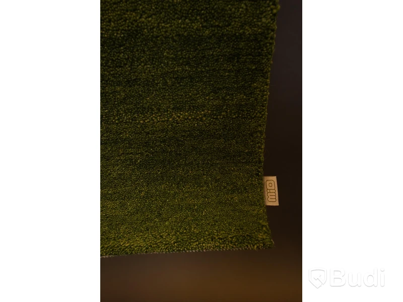 Handvävd matta i 100% ull, 80 x 160 cm. Denna matta med namnet Nepali har en mogen grön färg.