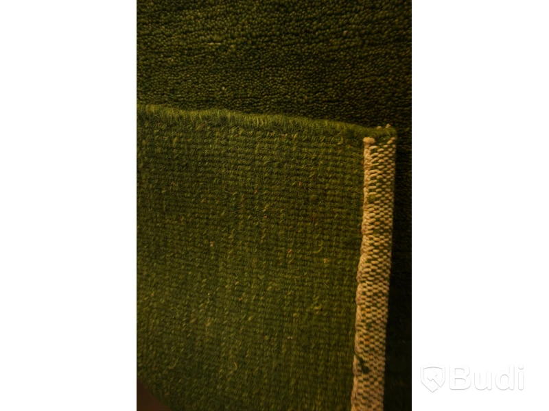 Handvävd matta i 100% ull, 80 x 160 cm. Denna matta med namnet Nepali har en mogen grön färg.