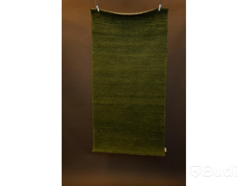 Handvävd matta i 100% ull, 80 x 160 cm. Denna matta med namnet Nepali har en mogen grön färg.