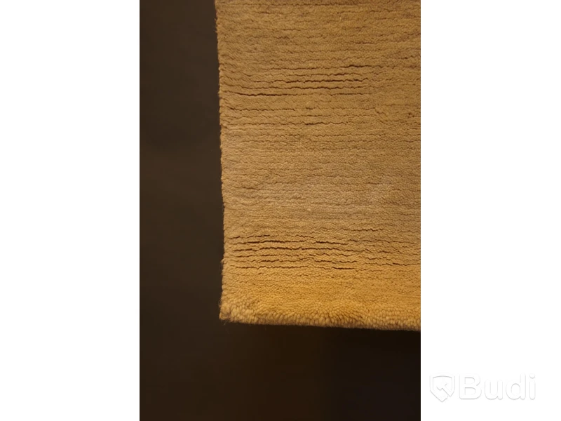Handknuten matta i beige färg, ca 120x62 cm