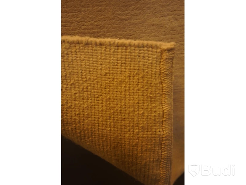 Handknuten matta i beige färg, ca 120x62 cm