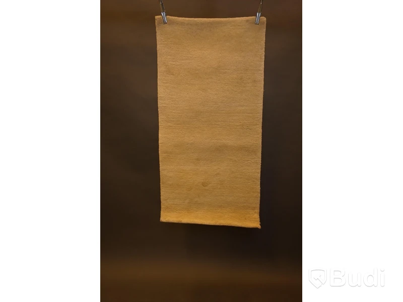 Handknuten matta i beige färg, ca 120x62 cm