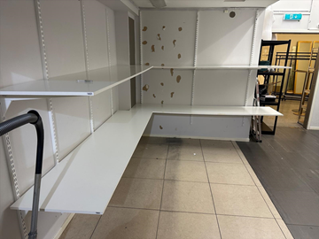 Hyllor på vägg med typ sparringskenor djup 60cm längd 250 cm 9 st
