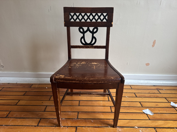 1 st äldre stol med Sahlgrensa-monogram från Pehr Dubb-salen