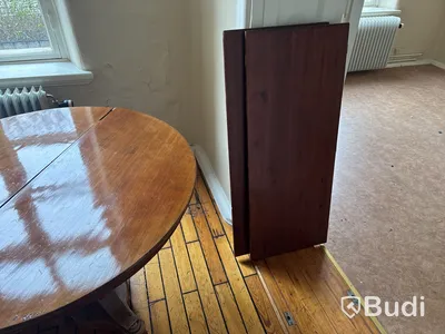 Runt bord med pelarfot samt iläggsskivor från Pehr Dubb-salen SU