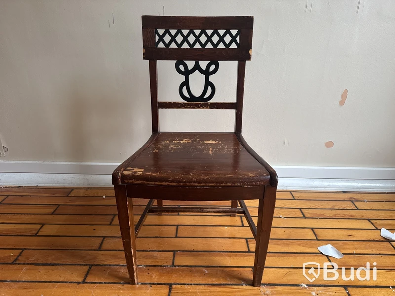1 st äldre stol med Sahlgrenska-monogram från Pehr Dubb-salen