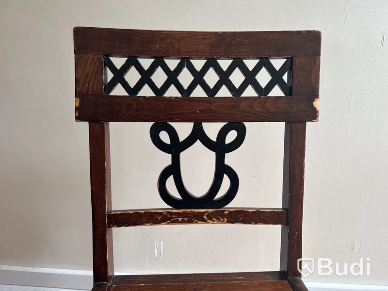 1 st äldre stol med Sahlgrenska-monogram från Pehr Dubb-salen
