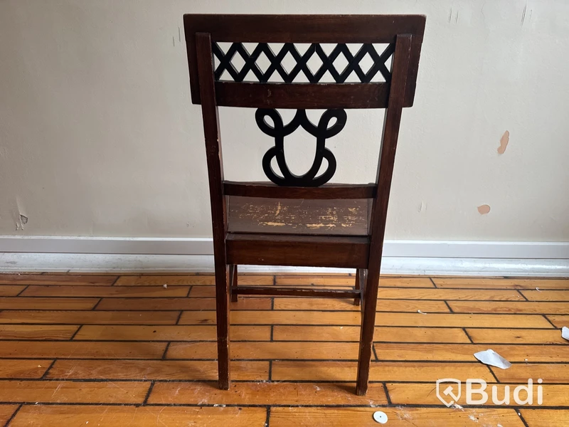 1 st äldre stol med Sahlgrenska-monogram från Pehr Dubb-salen
