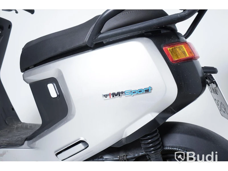 Moped NIU M+ Sport silver inkl. batteri och laddare