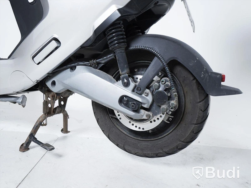 Moped NIU M+ Sport silver inkl. batteri och laddare