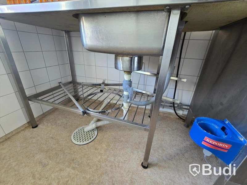 Rostfria bänkar.