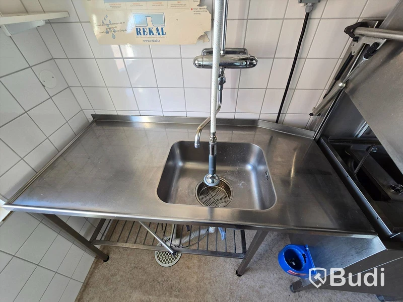 Rostfria bänkar.