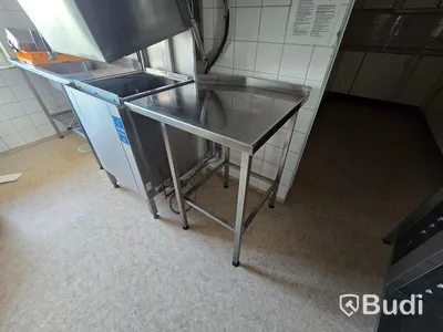 Rostfria bänkar.